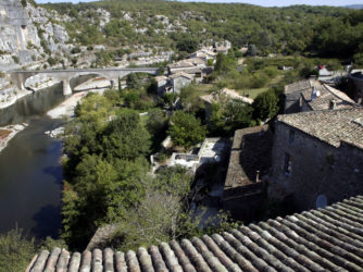 Balazuc surplombe la rivière Ardèche