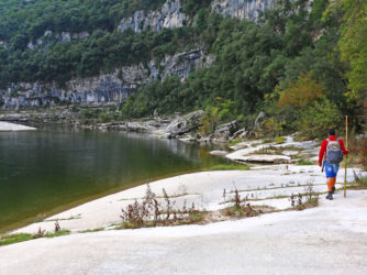 Un randonneur dans les Gorges de l'Ardèche