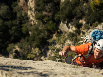 Les falaises calcaires du Sud-Ardèche sont très prisées des grimpeurs
