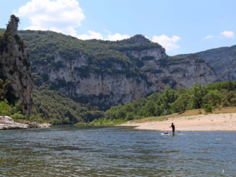 Un funambule sur son paddle dans les Gorges de l'Ardèche