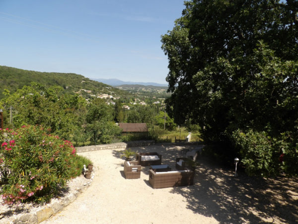 Salons de jardin dans la cour ombragée